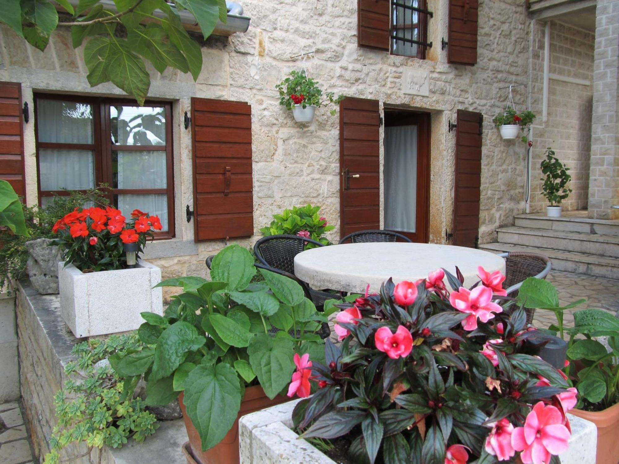 Apartments Vesna With Pool - New! Sveti Lovrec Pazenaticki Номер фото